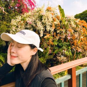 Hsuan-yen Tsai Instagram - 那天我們徒步走去光復新村，沿路吃吃走走停停，看到了好多美麗的花，但拍照技術很差的我⋯⋯只能在最後的影片，用最傲嬌的臉，訴說我們的無奈⋯🤣