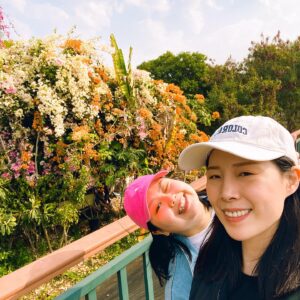 Hsuan-yen Tsai Instagram - 那天我們徒步走去光復新村，沿路吃吃走走停停，看到了好多美麗的花，但拍照技術很差的我⋯⋯只能在最後的影片，用最傲嬌的臉，訴說我們的無奈⋯🤣