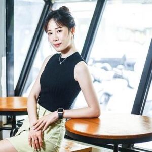 Hsuan-yen Tsai Instagram - 聖誕快樂呀！我愛的人們，我愛的世界。🎄

謝謝耿豪哥把我拍水水！❤️
📷： @wasababy121222