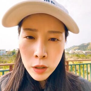 Hsuan-yen Tsai Instagram - 那天我們徒步走去光復新村，沿路吃吃走走停停，看到了好多美麗的花，但拍照技術很差的我⋯⋯只能在最後的影片，用最傲嬌的臉，訴說我們的無奈⋯🤣