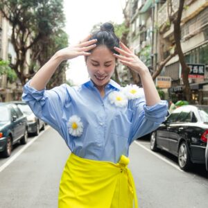 Hsuan-yen Tsai Instagram - 記得小時候的老師總說我上課時都會皺著眉頭，很嚴肅的盯著站在黑板前的她，讓她不得不認真的教課。

現在的我其實也還是這個樣子，每當想集中注意力專心做一件事，或是很想快速吸收學習的時候，我的眉頭就會皺成一團，死死盯著面前的人或物品。

還好我還擁有無敵大笑的習慣，可以一掃腦中混沌。每當大咧嘴笑的時候，全臉都會皺成一團，就沒人會看到我皺眉了。
😆

Outfit &boots- @msgm  by  @bluebelltw 
Accessories- @intzuition_urbanjewelry 
Agency- @nydia.lacitta @luxporte_official 
Photographer- @irexho622 
Photograph assistant - @lgz7.3 
Makeup- @backstagealbee 
Hair- @80s_eric 
Styling- @puzzle_bubble @mercibywoo