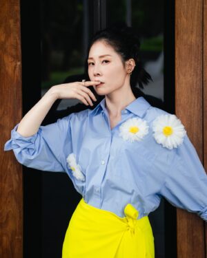 Hsuan-yen Tsai Instagram - 在生命旅途中，其實一直在學著放下跟放手，放下過度期待的標準，放過對自己的刁鑽要求，放手去讓一切發生。

最美好的瞬間通常都是發生在控制之外的。

要做的就是，放鬆、等待，享受當下。

（是誰在敲碗要看照片的？這不就來了嗎～😎）

Outfit &boots- @msgm  by  @bluebelltw 
Accessories- @intzuition_urbanjewelry 
Agency- @nydia.lacitta @luxporte_official 
Photographer- @irexho622 
Photograph assistant - @lgz7.3 
Makeup- @backstagealbee 
Hair- @80s_eric 
Styling- @puzzle_bubble @mercibywoo