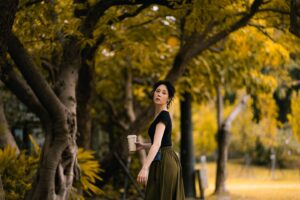 Hsuan-yen Tsai Instagram - 自從成為 #皮克敏 的愛好者之後，習慣發懶的我，不管去到哪裡都會想要走路，想鑽進更多的小巷子一探究竟、看看風景，從三月到現在竟然已經走了450534步了，真的是一個很棒的運動手遊啊！❤️😌

謝謝 @dawendesu  邀我入坑～😏

👚： @uniqlo_taiwan 
👗： @wstyle2016 
💄： @backstage_aga 
💇🏻‍♀️： @naomi_chicshock 
📷： @irexho622

#pikminbloom