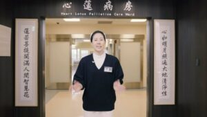 Hsuan-yen Tsai Instagram - 初六開工大吉！
新的一年～祝你們～
花龍月貌～龍光煥花～
有🐲有🌹是好年～

這次在《生日快樂》裏面飾演的是陳美慧。
謝謝美慧姐動人的人生經歷，讓我在故事裡承載了珍貴的情感，嘗遍真正的悲歡離合。

很珍惜與這個角色相遇的時光，剩下一個月殺青，加油！❤️