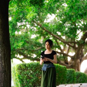 Hsuan-yen Tsai Instagram - 前幾天測了MBTI16型人格，才知道自己原來是INFP-A（ #調停者 ）。

這讓我想起30歲之前的自己，是一個非常慢熟又怕生的人，每每到一個新的環境，不論是工作還是聚會，都很怕跟人聊天，因為不知道該聊些什麼，或是該聊什麼才能讓對方喜歡，才能被對方認同。

這個個性其實默默困擾我蠻長一段時間，外表總是喜歡裝作沒事的樣子，而時常忽視內心的憂慮。所以那時候的我，總是無法很自在的做自己，也無法好好感受，甚至無法順暢的表達內心的想法。

但自從開始練習正視心裡的需求之後，每天每時每刻，主動觀察心裡的聲音，什麼是能讓我快樂的？什麼是能激起我的好奇心的？什麼是我真正想做的？

這個練習大概持續了兩三年，直到某一天，我發現自己好像變活潑了，對生活有了更多的幽默感，對於交談也不再那麼恐懼了，才明白，原來不再恐懼他人的目光與認同，是多麼開心舒服的一件事。

然後，就好像擁有了付出愛的勇氣，擁有了讓身邊的人快樂的能力。

最重要的，學會拒絕任何負面能量的打擾，覺得焦慮緊繃的時候，就去做任何可以放空放鬆的事情。例如⋯⋯

週五週六來水源劇場看《婚內失戀》。😜
劇場見。

👚： @uniqlo_taiwan 
👗： @wstyle2016 
💄： @backstage_aga 
💇🏻‍♀️： @naomi_chicshock 
📷： @irexho622