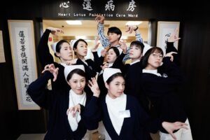 Hsuan-yen Tsai Instagram - 心蓮病房所有可愛俏皮的夥伴們來拜新年啦！

我是大病初癒卡痰王🤣（最後有影片）
龍咚龍咚鏘咚鏘！🐲

#生日快樂
#心蓮病房