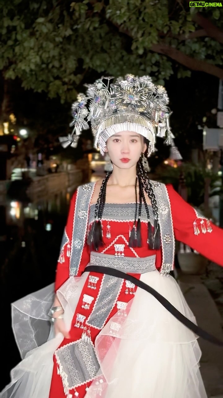 Hu En Ning - 3 Likes - 苗王大女兒!桃花什麼時候開?
記得回來看我
變裝玩玩看✌🏻
#變裝 #苗族 #其實好久以前的影片 #現在才剪出來😆 #苗族服裝 #少女寫真 #苗疆少女