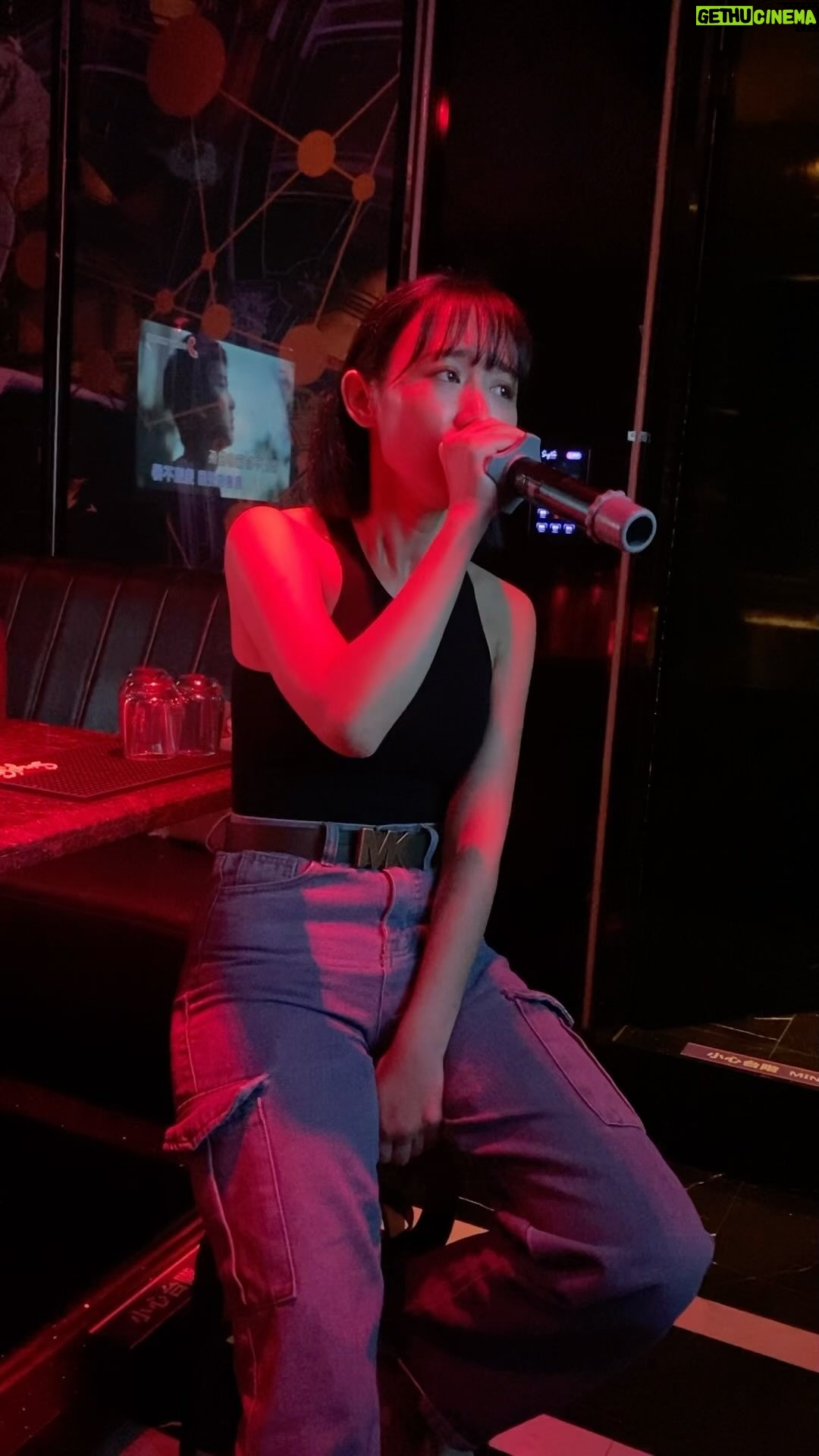 Hu En Ning - 5.8K Likes - 沒發完再來一首,唱了有感的歌
相信這首大家都知道吧🥺
我們不討論的關係
很接近卻不是愛情
PS: 覺得這家ktv的音響真滴不錯
#ktv #alin