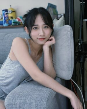 Hu En Ning Instagram - 家裏懶。這像姐還像妹？

好辣 我有化妝😌
但是真的穿睡衣

#家裏r #睡衣 #人像攝影