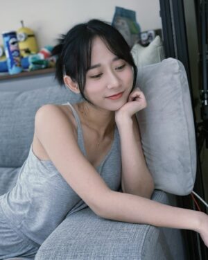 Hu En Ning Instagram - 家裏懶。這像姐還像妹？

好辣 我有化妝😌
但是真的穿睡衣

#家裏r #睡衣 #人像攝影