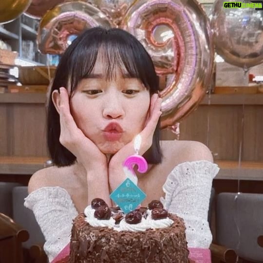 Hu En Ning - 656 Likes - 29歲了。
不知不覺人生進入到二字頭的最後一年了
其實想想以前,遺憾是有的,但更多的是美好
只希望未來可以繼續堅持我想堅持的
然後跟我愛的這些人一起慢慢變老
一直到我們七老八十了
還是可以聚在一起 笑著說起年輕
我愛你們❤️
#馬克福廚房 好好吃👍🏻
btw謝謝三八的姐妹 29歲生日還搞成這樣 @lulu_820722 愛妳啦😘