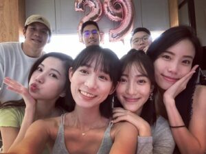 Hu En Ning Instagram - 29歲了。
不知不覺人生進入到二字頭的最後一年了
其實想想以前，遺憾是有的，但更多的是美好

只希望未來可以繼續堅持我想堅持的
然後跟我愛的這些人一起慢慢變老
一直到我們七老八十了
還是可以聚在一起 笑著說起年輕

我愛你們❤️

#馬克福廚房 好好吃👍🏻

btw謝謝三八的姐妹  29歲生日還搞成這樣 @lulu_820722 愛妳啦😘
