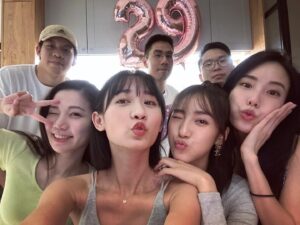 Hu En Ning Instagram - 29歲了。
不知不覺人生進入到二字頭的最後一年了
其實想想以前，遺憾是有的，但更多的是美好

只希望未來可以繼續堅持我想堅持的
然後跟我愛的這些人一起慢慢變老
一直到我們七老八十了
還是可以聚在一起 笑著說起年輕

我愛你們❤️

#馬克福廚房 好好吃👍🏻

btw謝謝三八的姐妹  29歲生日還搞成這樣 @lulu_820722 愛妳啦😘