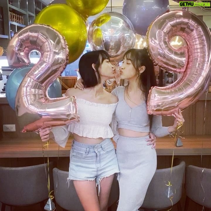 Hu En Ning - 656 Likes - 29歲了。
不知不覺人生進入到二字頭的最後一年了
其實想想以前,遺憾是有的,但更多的是美好
只希望未來可以繼續堅持我想堅持的
然後跟我愛的這些人一起慢慢變老
一直到我們七老八十了
還是可以聚在一起 笑著說起年輕
我愛你們❤️
#馬克福廚房 好好吃👍🏻
btw謝謝三八的姐妹 29歲生日還搞成這樣 @lulu_820722 愛妳啦😘