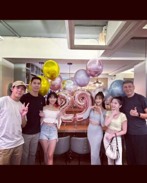 Hu En Ning Instagram - 29歲了。
不知不覺人生進入到二字頭的最後一年了
其實想想以前，遺憾是有的，但更多的是美好

只希望未來可以繼續堅持我想堅持的
然後跟我愛的這些人一起慢慢變老
一直到我們七老八十了
還是可以聚在一起 笑著說起年輕

我愛你們❤️

#馬克福廚房 好好吃👍🏻

btw謝謝三八的姐妹  29歲生日還搞成這樣 @lulu_820722 愛妳啦😘