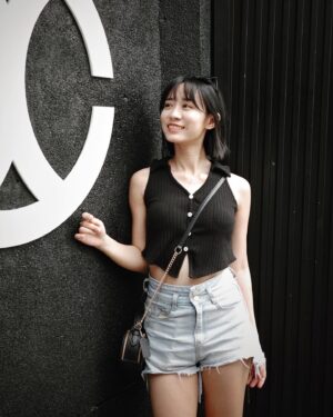 Hu En Ning Instagram - 風超大的九份🐝

不知道為什麼
就是很愛九份這個地方
就算每次看的都是一樣的風景
吃的都是一樣的東西

還是一樣流連忘返

好像看著這片山海
心就會靜下來
也淨下來

反正對我來說這個地方就像有魔法一樣
是一個讓我可以很放鬆的地方😌

你們也有這樣喜歡的地方嗎？

#九份 #放鬆 #風中凌亂的狗