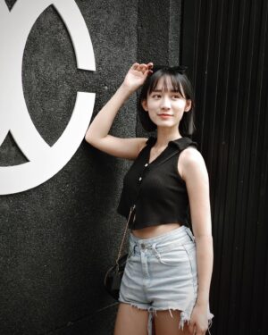 Hu En Ning Instagram - 風超大的九份🐝

不知道為什麼
就是很愛九份這個地方
就算每次看的都是一樣的風景
吃的都是一樣的東西

還是一樣流連忘返

好像看著這片山海
心就會靜下來
也淨下來

反正對我來說這個地方就像有魔法一樣
是一個讓我可以很放鬆的地方😌

你們也有這樣喜歡的地方嗎？

#九份 #放鬆 #風中凌亂的狗