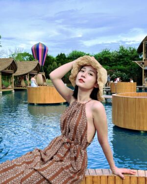 Hu En Ning Instagram - 曼谷出遊照✨
拖太久了 拖延症😛
曼谷最近很紅的網美咖灰廳！
「bubble in the forest」

是還蠻好拍的 但是沒有想像中的大～
只需要去一次就好的地方！

#曼谷 #bubbleintheforest