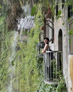 Huang Peijia Instagram - 🌿
攀上長長的階梯，
來到一間被鑲在石壁裡的小廟，
瀑布從它的頂上宣洩而下，
涼爽潔淨的氣息包裹來這的人們。

遠處城市的喧擾，
隔成了兩個世界，
破裂的得以休止。

下山的腳步總是歡快，
那是被洗滌後的輕盈。