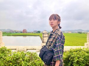 Huang Peijia Instagram - _
親愛的妳 想念自己嗎
最好的時光 出現了嗎
_
有多少來不及好好回憶的時光，
隱沒在時間的洪流裡，

在某個夢裡探出頭來向妳招手，
帶著淺淺笑意或感嘆。

過去的質疑批判變得無足輕重，
那些悲痛也變得輕盈。

輕輕提醒自己，
活著就是最好的時光。