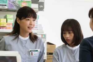 Huang Peijia Instagram - 🙌
這次拍攝深深體會到
異鄉生活與工作的不容易，
要克服語言的障礙、
文化的差異，
飲食的不適應。
也謝謝這些困境
讓我離這個角色更近了些。

「鄰人X:謎樣的女子」已經上映囉～
邀請大家進戲院看看🫶

#鄰人ｘ謎樣的女子