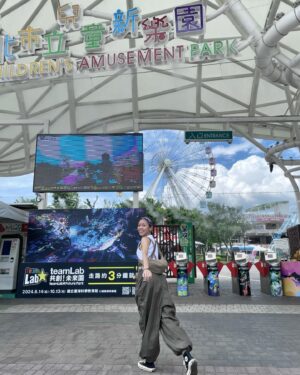Huang Peijia Instagram - 🎡
趁著陰雨來臨前，
重回童年時光。

帶著純粹的視角，
觀看純真的靈魂。

允許所有的愛流入。