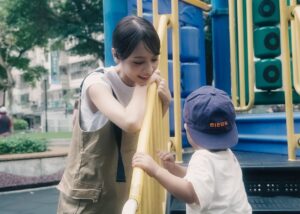 Huang Peijia Instagram - 🫧
緣於發現一雙短暫失去主人的鞋子，
我在公園結交了一個三歲的朋友。

我們一起追逐泡泡，
他在我身邊繞著圈跑，
渡過了甜蜜的30分鐘。

然後，
媽媽就把他帶回家了，
短暫的年下戀結束。