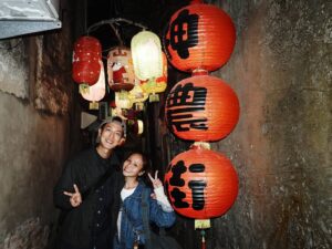 Huang Peijia Instagram - 台南小巷蹓噠蹓噠。

看！那些窗框好美噢！
那衣桿上是媽媽年輕的衣裙，
有修理黑膠唱盤的老電器行！

正在蓋的廟捐一組瓦三百元，
處處都掛上燈籠好像過年呀！

有顆老榕樹長在民宿的陽台邊，
喝中藥喝得微醺在巷弄裡跳舞，

小小旅行的所見充滿了驚喜。