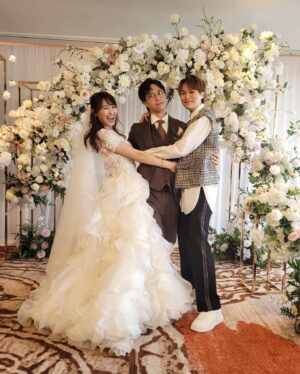 Hubert Wu Instagram - .
愛子 唔使咁緊張 無人同你爭 ☺️
坤哥 我淨係嚟一次 下次唔好預我 ☺️
@aikoooh__  @kwangorrrrrr 
#新婚快樂 #無機會唱吻別有啲嬲