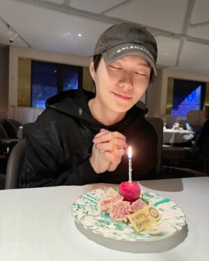 Hubert Wu Instagram - .
謝謝sony china的同事
生日能在工作中渡過 真好
然後今天也發了新歌 希望大家喜歡
然後就…沒有了哈哈
也要謝謝你們每一位的生日祝福啦
大家都健康喜樂！