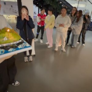 Hubert Wu Instagram - .
謝謝sony china的同事
生日能在工作中渡過 真好
然後今天也發了新歌 希望大家喜歡
然後就…沒有了哈哈
也要謝謝你們每一位的生日祝福啦
大家都健康喜樂！