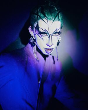 Hugáceo Crujiente Instagram - ⭐️😈 MUGLERIZED 😈⭐️
Una maravilla anoche celebrando el 30 aniversario de Angel by Thierry Mugler, sintiendo mi fantasía de espía intergaláctica. 
📸 Pics by @dannielrojas 
👗 Wearing vintage @manfredthierrymugler @muglerofficial styled by @carlos.varelas and me
💇🏻‍♀️ Wig by @laurenvoicceci 
🤡 Makeup by me 
Mil gracias @glamourspain @voguespain @vanityfairspain @muglerofficial