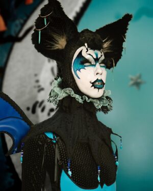 Hugáceo Crujiente Instagram - 🔷🦇 LO RAT PENAT 🦇🔷
Un año más fusionamos equipo para esta fantasía de Halloween. Un murciélago medieval preparado para acecharte con estilado. El diseño me inspiré en bocetos de teatro y ópera clásica y lo dejé en manos obviamente de @fidel.david para luego formar la imagen final con @juaki.perez 
¿Qué os parece? Estoy que no me lo creo que lo bien que ha quedado. 
.
.
👗 Full look by @fidel.david 
✍🏻 Original design by me 
📷🖥️ Composition and retouch by @juaki.perez 
📸 And @frprato took the picture.