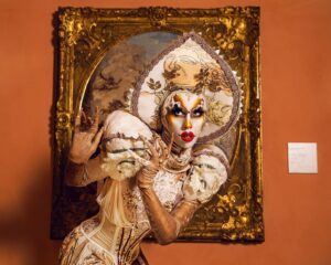 Hugáceo Crujiente Instagram - 🖼️🎂 Aniversario Thyssen 🎂🖼️
Hace ya 30 años, concretamente el 8 de octubre de 1992, se inauguró el @museothyssen, una entidad con la que ya tengo una relación estrecha, y durante esta semana están celebrándolo con numerosas actividades y eventos. 
Yo, a mi manera, lo celebro con estas fotografías realizadas gracias a una oportunidad única: me dejaron el museo para mi sola (y la seguridad) una vez cerrado. Recuerdo el momento en el que @fidel.david quien se ha encargado de confeccionar y diseñar la maravilla de traje que llevo puesto, que le dije (allá por abril): “yo este traje no me lo pondré hasta que lo pueda llevar puesto dentro de un museo”. Entonces, gracias a la relación que hemos ido desarrollando el museo y yo, una vez finalizado el evento de nuestra carroza del orgullo, me ofrecieron también presentar sus premios de “Versiona Thyssen” en julio. Y yo les dije: oye, ya que montamos todo esto, antes de presentar, ¿me dejaríais el museo cuando cerréis para hacer unas fotos? Y sin ningún problema aceptaron mi propuesta. Junté equipo con @frprato y nos marcamos esta increíble sesión de fotos. Deslizad que cada foto es oro puro (literal). ¿Qué os parecen? 🤩
Y relacionado con todo esto, os informo que este domingo 9 de octubre estaré participando en una mesa redonda “los jóvenes en la cultura” en la que aún estáis a tiempo si sois amigos del museo (socios) para asistir de público 💙
.
.
📸 Pic by @frprato 
👗 Full look @fidel.david 
💡 Assisted by @robertsauvage @christianroguez 
Muchísimas gracias al @museothyssen por esta oportunidad