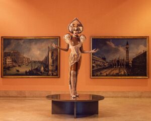 Hugáceo Crujiente Instagram - 🖼️🎂 Aniversario Thyssen 🎂🖼️
Hace ya 30 años, concretamente el 8 de octubre de 1992, se inauguró el @museothyssen, una entidad con la que ya tengo una relación estrecha, y durante esta semana están celebrándolo con numerosas actividades y eventos. 
Yo, a mi manera, lo celebro con estas fotografías realizadas gracias a una oportunidad única: me dejaron el museo para mi sola (y la seguridad) una vez cerrado. Recuerdo el momento en el que @fidel.david quien se ha encargado de confeccionar y diseñar la maravilla de traje que llevo puesto, que le dije (allá por abril): “yo este traje no me lo pondré hasta que lo pueda llevar puesto dentro de un museo”. Entonces, gracias a la relación que hemos ido desarrollando el museo y yo, una vez finalizado el evento de nuestra carroza del orgullo, me ofrecieron también presentar sus premios de “Versiona Thyssen” en julio. Y yo les dije: oye, ya que montamos todo esto, antes de presentar, ¿me dejaríais el museo cuando cerréis para hacer unas fotos? Y sin ningún problema aceptaron mi propuesta. Junté equipo con @frprato y nos marcamos esta increíble sesión de fotos. Deslizad que cada foto es oro puro (literal). ¿Qué os parecen? 🤩
Y relacionado con todo esto, os informo que este domingo 9 de octubre estaré participando en una mesa redonda “los jóvenes en la cultura” en la que aún estáis a tiempo si sois amigos del museo (socios) para asistir de público 💙
.
.
📸 Pic by @frprato 
👗 Full look @fidel.david 
💡 Assisted by @robertsauvage @christianroguez 
Muchísimas gracias al @museothyssen por esta oportunidad