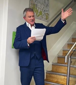 Hugh Bonneville Instagram - Thank you to Tim O’Kelly and the team at @onetreebooks for launching my book so joyously last night. ‘Playing Under the Piano’ is now on sale everywhere (apart from America and Canada - just have to be an ickle bit patient, Nov 8 isn’t far away).

4️⃣ It’s all his fault. With literary agent @roryscarfe1 who for years nagged and cajoled me to sit down and write.

5️⃣ With @prosserstewart and @damianmontagu, who bought multiple copies so they can read it many times. Smart thinking.

6️⃣ With my long suffering acting agent Donna, one of the principal characters in my book.

#PlayingUnderThePiano #memoir #booklaunch