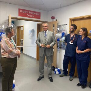 Hugh Bonneville Instagram - Happy 1st Birthday to the ‘Urgent Treatment Centre’ at Petersfield Community Hospital. Over the last year it has developed from a minor injuries unit to a brilliantly effective UTC, relieving pressure on A&E hospitals in the region. 95% of patients do not need to be transferred. A vital resource in the #NHS in difficult times. Great atmosphere, grateful patients, a superb initiative. I got to cut the cake and everything. 🎂🎈