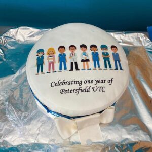 Hugh Bonneville Instagram - Happy 1st Birthday to the ‘Urgent Treatment Centre’ at Petersfield Community Hospital. Over the last year it has developed from a minor injuries unit to a brilliantly effective UTC, relieving pressure on A&E hospitals in the region. 95% of patients do not need to be transferred. A vital resource in the #NHS in difficult times. Great atmosphere, grateful patients, a superb initiative. I got to cut the cake and everything. 🎂🎈
