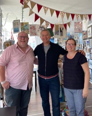 Hugh Bonneville Instagram - Dropped in to @PierRoadCoffeeArt in Littlehampton ahead of their exhibition at The Old Granary in Arundel, part of @ArundelGalleryTrail which runs until 29th August.

📷 Jim Munday