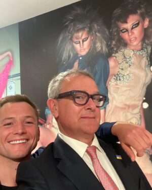 Hugh Bonneville Instagram - With @taron.egerton at @gavinbondphotography’s fabulous exhibition #BeingThere the other night @hamiltonsgallery and @claridgesartspace.
2️⃣ And here’s the clever ickle photographer with his Mummy…
3️⃣ And with @MrJustinBrown, the man who shot Paddington, or rather was Director of Photography on the now world famous sketch with Her Majesty earlier this year.