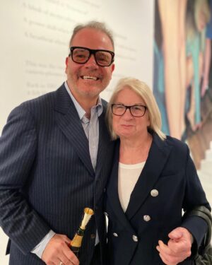 Hugh Bonneville Instagram - With @taron.egerton at @gavinbondphotography’s fabulous exhibition #BeingThere the other night @hamiltonsgallery and @claridgesartspace.
2️⃣ And here’s the clever ickle photographer with his Mummy…
3️⃣ And with @MrJustinBrown, the man who shot Paddington, or rather was Director of Photography on the now world famous sketch with Her Majesty earlier this year.