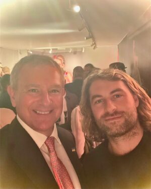 Hugh Bonneville Instagram - With @taron.egerton at @gavinbondphotography’s fabulous exhibition #BeingThere the other night @hamiltonsgallery and @claridgesartspace.
2️⃣ And here’s the clever ickle photographer with his Mummy…
3️⃣ And with @MrJustinBrown, the man who shot Paddington, or rather was Director of Photography on the now world famous sketch with Her Majesty earlier this year.