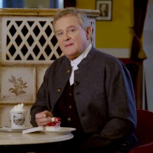 Hugh Bonneville Instagram - Hello, North America: join me and my smart Austrian outfit for the annual New Year’s concert ‘From Vienna: The New Year’s Celebration 2024’ - Monday January 1 at 8/7c on @pbs. Happy New Year!

#FromVienna #GreatPerformancesPBS