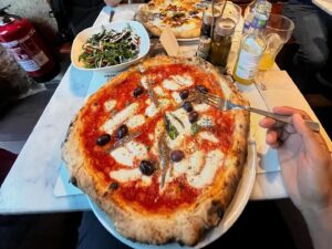Hugo Catalán Instagram - 1-La barceloneta!
2-Rumbo a Barcelona 
3-El metro 
4-Arc de Triomf
5-Parc de la ciutadella 
6-Little boy 
7-Calippo 
8-El malote del Raval
9-Pizza 
10-Plaça Catalunya