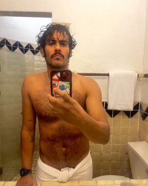 Hugo Catalán Instagram - Intentando ser sexy en el baño volumen 4! 
Íbamos a salir a perrear pero comenzó la tormenta… igual y estoy tentado a tomarme un tecito y ya ver una película… 😴