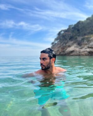 Hugo Catalán Instagram - Me he impuesto una misión! Encontrar la cala perfecta!