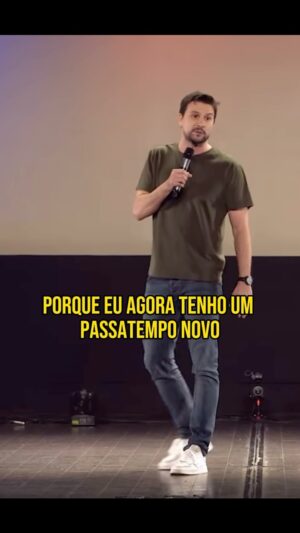 Hugo Sousa Instagram - O sofá é fofinho…
#hugosousa #standupcomedy