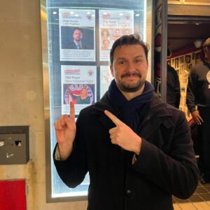 Hugo Sousa Instagram - 🇬🇧🇬🇧🇬🇧cheguei! Amanhã às 16h30 há espetáculo na Comedy Store. 
Bilhetes em www.eventbrite.pt
💪🏼💪🏼