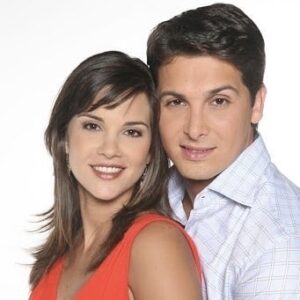 Hugo Vásquez Instagram - SALUDOS A MIS AMIGOS DE # ECUADOR !!! La telenovela #migordabella nuevamente en pantalla por @ecuavisatv .
¿Qué nombre le pondrías a la pareja de Jordi y Pandora, interpretados por Hugo Vásquez y Marianela González? ❤️
.
LUN-VIE 📺
.
8.30AM - #Quito
4PM - #guayaquil