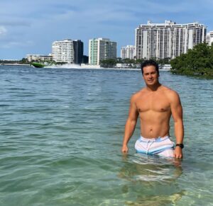 Hugo Vásquez Instagram - Sábado de buen sol y agua clara en Miami 👍🏼🙏🏼, feliz fin de semana para todos #miamibeach #miami #florida #playa #beach #florida #venezuela #colombia